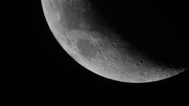 Um grande plano lunar. Planeta satélite. Vídeo vertical — Vídeo de Stock