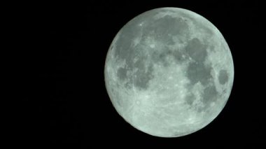 Ay 'a yakın çekim. Uydu gezegeni. Dikey video