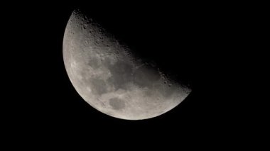 Ay 'a yakın çekim. Uydu gezegeni. Dikey video