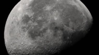 Ay 'a yakın çekim. Uydu gezegeni. Dikey video