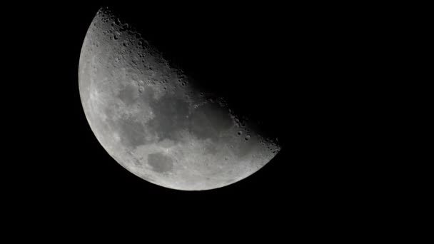 Gros plan sur la lune. Le satellite planétaire. Vidéo verticale — Video