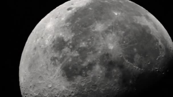 Mond aus nächster Nähe. Satellit Planet. Vertikales Video — Stockvideo