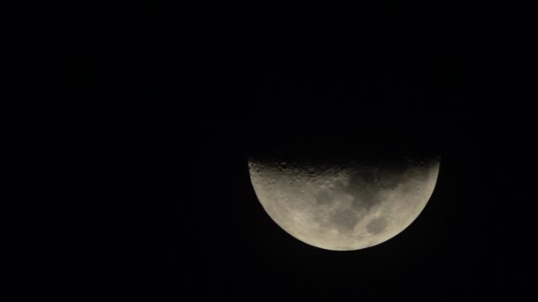 Gros plan sur la lune. Le satellite planétaire. Vidéo verticale — Video