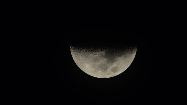 Luna se apropie. Satelitul planetei. Video vertical — Videoclip de stoc