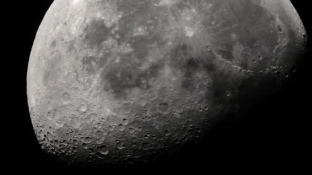 Księżyc z bliska. Satelita planety. Pionowe wideo — Wideo stockowe