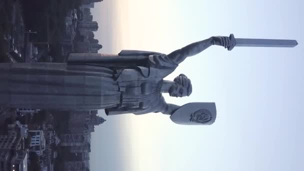 Kiev, Oekraïne - Moederlandmonument. Verticale video — Stockvideo