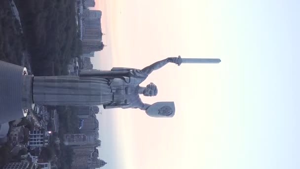 우크라이나, 키예프 - 모국 기념비. 수직 영상 — 비디오
