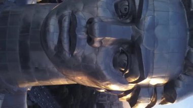 Kyiv, Ukrayna Anavatan Anıtı. Dikey video