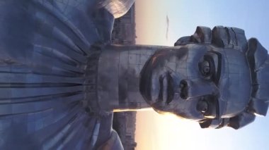 Kyiv, Ukrayna Anavatan Anıtı. Dikey video