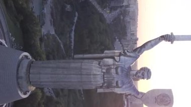 Kyiv, Ukrayna Anavatan Anıtı. Dikey video
