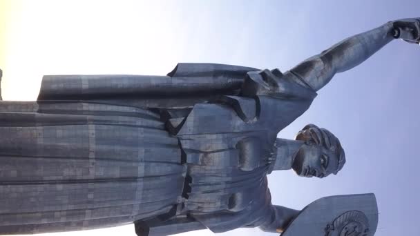 Kiew, Ukraine - Denkmal für das Vaterland. Vertikales Video — Stockvideo