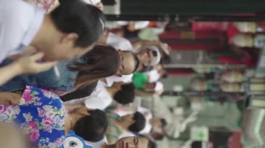 Şehrin sokaklarında bir grup insan var. Pekin 'de. Çin. Dikey video