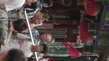 Şehrin sokaklarında bir grup insan var. Pekin 'de. Çin. Dikey video