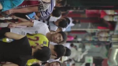 Şehrin sokaklarında bir grup insan var. Pekin 'de. Çin. Dikey video