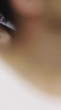 Şehrin sokaklarında bir grup insan var. Pekin 'de. Çin. Dikey video