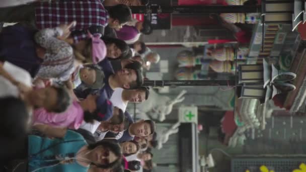 Ένα πλήθος ανθρώπων στους δρόμους της πόλης. Πεκίνο. Στην Κίνα. Κάθετη βίντεο — Αρχείο Βίντεο