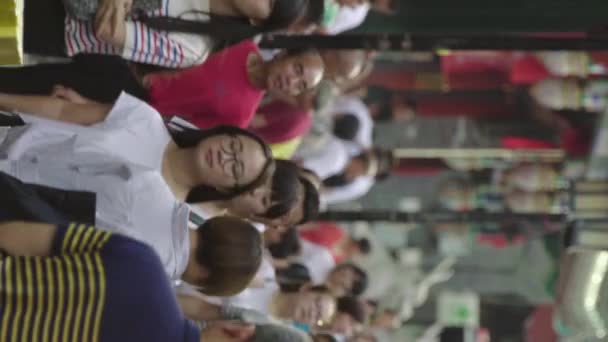 Una multitud de personas en las calles de la ciudad. Beijing. De China. Vídeo vertical — Vídeos de Stock