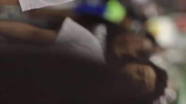 Şehrin sokaklarında bir grup insan var. Pekin 'de. Çin. Dikey video