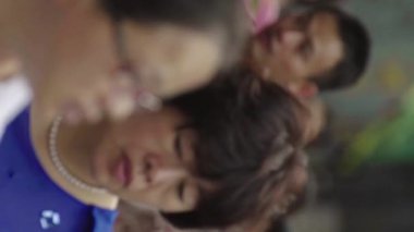 Şehrin sokaklarında bir grup insan var. Pekin 'de. Çin. Dikey video