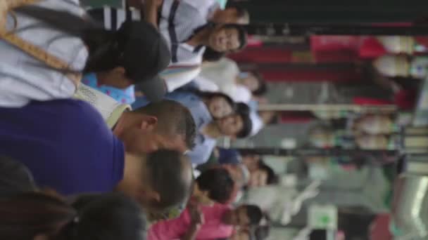 Uma multidão de pessoas nas ruas da cidade. Pequim. A China. Vídeo vertical — Vídeo de Stock