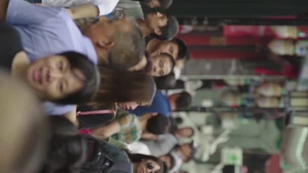 Uma multidão de pessoas nas ruas da cidade. Pequim. A China. Vídeo vertical — Vídeo de Stock
