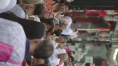 Şehrin sokaklarında bir grup insan var. Pekin 'de. Çin. Dikey video