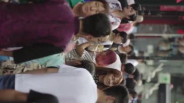 Şehrin sokaklarında bir grup insan var. Pekin 'de. Çin. Dikey video