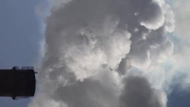 Duman bacadan geliyor. Dikey video