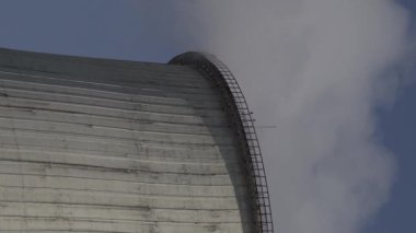 Duman bacadan geliyor. Dikey video