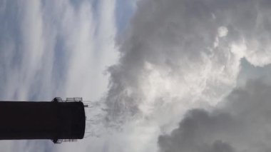 Duman bacadan geliyor. Dikey video