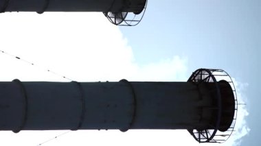 Duman bacadan geliyor. Dikey video