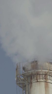 Duman bacadan geliyor. Dikey video