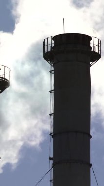 Duman bacadan geliyor. Dikey video