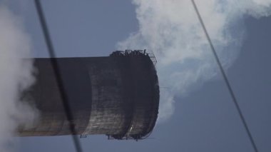 Duman bacadan geliyor. Dikey video