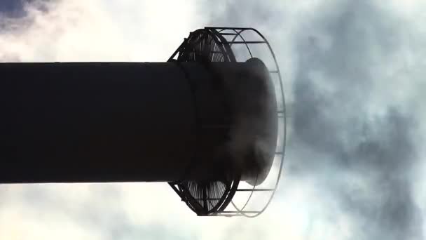 Dym pochodzi z komina. Pionowe wideo — Wideo stockowe