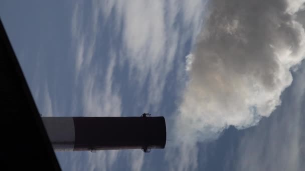 El humo viene de la chimenea. Vídeo vertical — Vídeo de stock