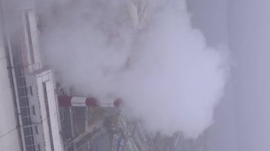 Duman bacadan geliyor. Dikey video