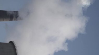 Duman bacadan geliyor. Dikey video