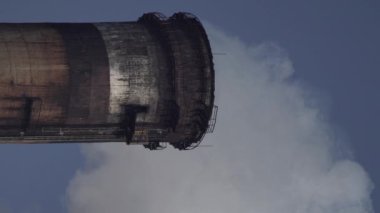 Duman bacadan geliyor. Dikey video