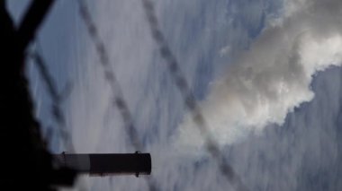 Duman bacadan geliyor. Dikey video