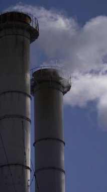 Duman bacadan geliyor. Dikey video