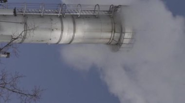 Duman bacadan geliyor. Dikey video