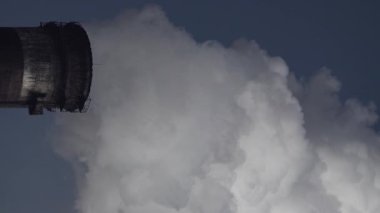 Duman bacadan geliyor. Dikey video