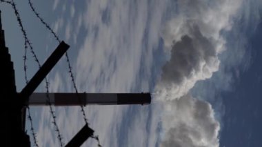 Duman bacadan geliyor. Dikey video