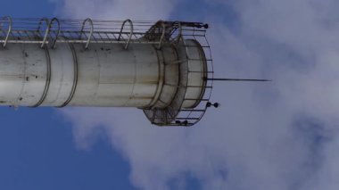 Duman bacadan geliyor. Dikey video