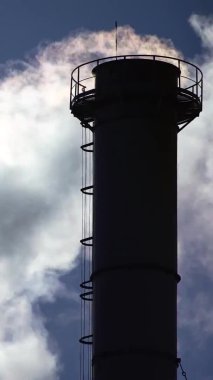 Duman bacadan geliyor. Dikey video