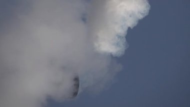 Duman bacadan geliyor. Dikey video