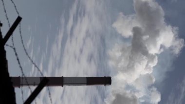 Duman bacadan geliyor. Dikey video