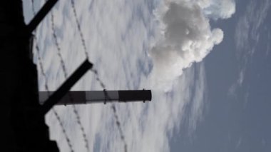 Duman bacadan geliyor. Dikey video