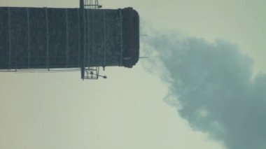 Duman bacadan geliyor. Dikey video